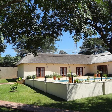 Mandebele Lodge Victoriawatervallen Buitenkant foto