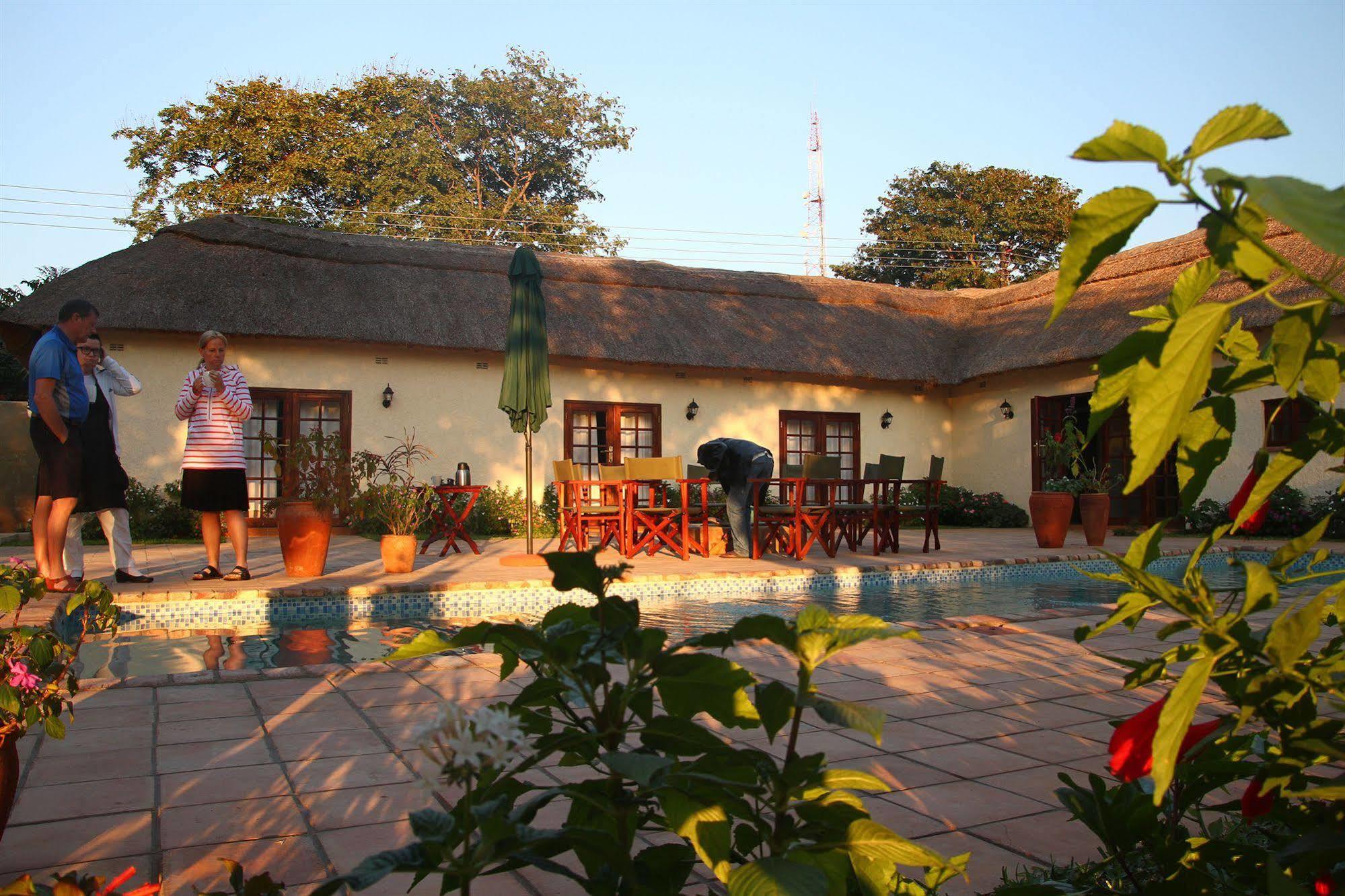 Mandebele Lodge Victoriawatervallen Buitenkant foto